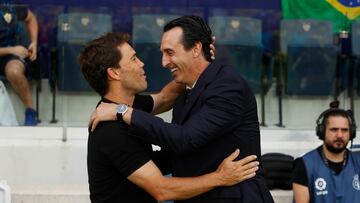 VALENCIA, 23/10/2022.- Los técnicos del Villarreal, Unai Emery (d) y del Almeria, Rubi, se saludan antes del inicio del encuentro correspondiente a la jornada 11 de primera división que disputan hoy Domingo en el estadio Ciutat de Valencia. EFE / Domenech Castelló.
