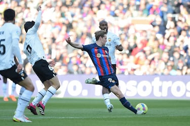 El jugador del Barcelona Frenkie de Jong tira a portería.