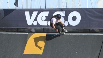 Una Roller grinda un coping con el cartel de VESO detrás, en La Marina Sur de Valencia, el 6 de noviembre del 2021.