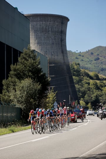 El pelotón durante la decimoctava etapa de la Vuelta a España disputada entre Pola de Allende y la Cruz de Linares, de 179 kms.