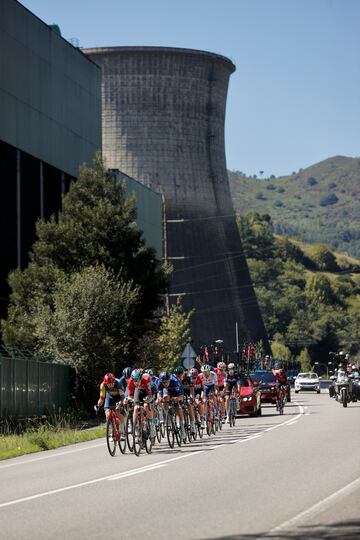 El pelotón durante la decimoctava etapa de la Vuelta a España disputada entre Pola de Allende y la Cruz de Linares, de 179 kms.