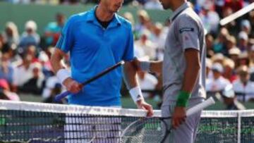 Djokovic y Murray se saludan al final.