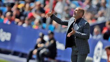 GRAF8723. VALENCIA, 08/04/2018.- El entrenador del UD Las Palmas, Francisco Jémez, durante el partido de hoy contra el Levante en el Estadio Ciudad de Valencia, correspondiente a la jornada 31 de LaLiga. EFE/ Manuel Bruque