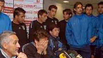 <b>UNIDOS.</B> Jugadores y técnicos del Xerez han mostrado su unión en los difíciles momentos que están viviendo.