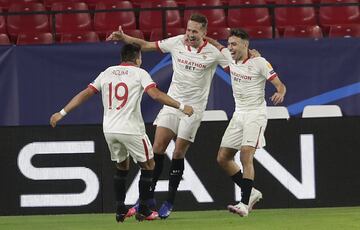 Los jugadores del Sevilla celebrando el gol de Luuk De Jong 