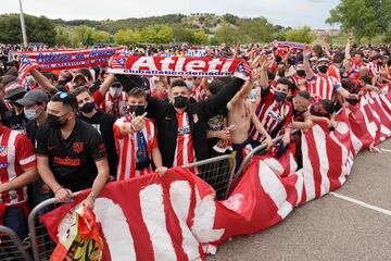 Los jugadores del Atlético de Madrid salen al exterior de Zorrilla para celebrar el título de Liga con los seguidores que se habían desplazado 