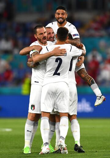 0-1. Los jugadores italianos celebran el primer gol que marca Merih Demiral en propia puerta.