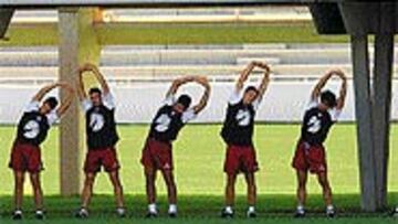 <B>A LA SOMBRA</B>. El calor fue la nota dominante del primer entrenamiento de la plantilla manchega.