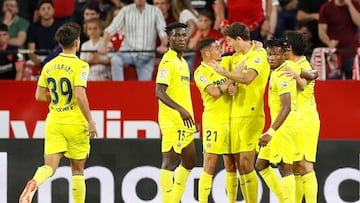 Sevilla, 23/04/2023.- Los jugadores del Villarreal celebran el gol marcado por su compañero, Pau Torres ante el Sevilla, el primero del equipo, durante el encuentro correspondiente a la jornada 30 de primera división que disputan hoy domingo frente al Sevilla en el estadio Sánchez Pizjuán, en Sevilla. EFE/José Manuel Vidal.