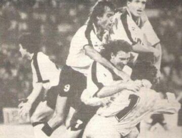 15 de diciembre del 1990. Colo Colo iguala 2-2 con Universidad Católica en el Estadio Monumental. El albo empata en los 90' con polémico gol de Rubén Martinez.