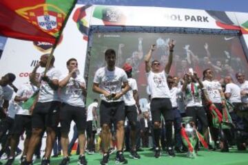 Los jugadores de la selección celebran con la afición el campeonato de Europa.