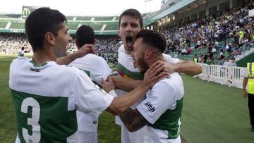 El Elche celebra un gol en su pelea por ascender a Segunda.