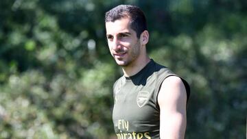 Mkhitaryan, junto a Koscielny en un entrenamiento del Arsenal