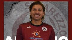 Cerci posa con la camiseta del Arezzo, un club de Serie C.