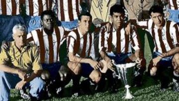 <b>CAMPEONES EN EL 62. </b>Madinabeytia, Griffa, Ramiro, Glaría, Villalonga, Tinte, Calleja, Rivilla; Rafa, Jones, Adelardo, Mendoza, Peiró y Collar, con la Recopa ganada en Stuttgart.
