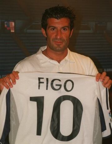 Luis Figo en su presentación como jugador del Real Madrid.