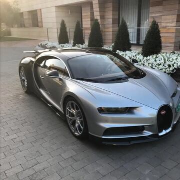 El Bugatti Chiron es uno de los vehículos más famosos de la marca francesa, y es que por ejemplo cuenta con Karim Benzema entre sus afortunados clientes. Ya durante su etapa en el Real Madrid, Cristiano Ronaldo presumió en redes sociales de su nueva adquisición, valorada en unos 2,3 milloens de euros. Fue en 2017 cuando apareció con un superdeportivo gris con asientos de cuero acompañado de su hijo mayor y entrando a su domicilio.