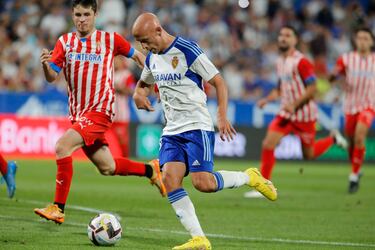 El Zaragoza se instala en media tabla gracias al solitario gol de Mollejo ante el Sporting. El centrocampista del Zaragoza estrenó su cuenta, con un tanto que tardó en subir al marcador por posible fuera de juego. El VAR demostró que el canterano del Atlético tiró bien el desmarque y el Zaragoza celebró su primera victoria de la temporada en La Romareda.