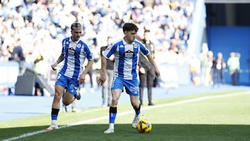Diego Gómez conduce el balón durante un partido con el Deportivo.