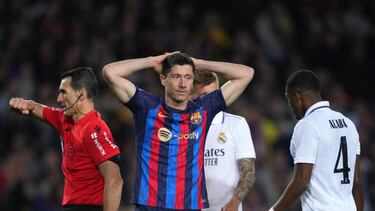 BARCELONA, SPAIN - APRIL 05: Robert Lewandowski of FC Barcelona looks dejected during the Copa Del Rey Semi Final Second Leg match between FC Barcelona and Real Madrid CF at Spotify Camp Nou on April 05, 2023 in Barcelona, Spain. (Photo by Alex Caparros/Getty Images)