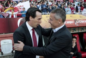 Los entrenadores del Sevilla y del Elche, Unai Emery y Fran Escribá, respectivamente, se saludan antes del inicio del partido