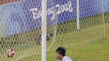 <b>ABRE LA LATA. </b>Agüero celebra el primer tanto, mientras el meta brasileño Renan reclama mano del delantero del Atlético.