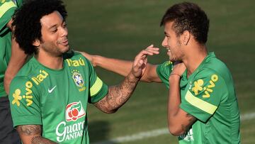 Marcelo, a la izquierda, conversa con Neymar, a la derecha, en un entrenamiento con la selección brasileña.