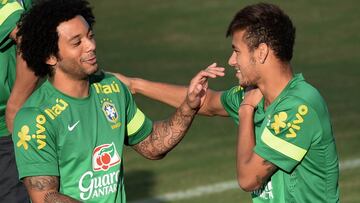 Marcelo, a la izquierda, conversa con Neymar, a la derecha, en un entrenamiento con la selecci&oacute;n brasile&ntilde;a.