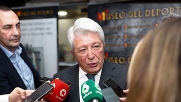 MADRID, 26/07/2022.- El presidente del Atlético de Madrid, Enrique Cerezo, a su llegada este martes en Madrid a la inauguración de la exposición "30 años de Barcelona-92", que resume los grandes éxitos de los deportistas españoles a través de treinta objetos de la colección del Museo del Deporte. EFE/Rodrigo Jiménez
