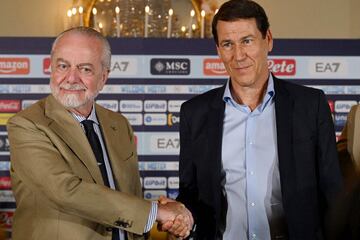 Napoli President Aurelio De Laurentiis (L) and France's Rudi Garcia (R) shake hands after the French coach was unvailed as the new coach of Italian Champions Napoli, in Naples on June 19, 2023. The ex-Roma boss takes over from Luciano Spalletti who left his position after guiding the southern club to their first Scudetto in 33 years. (Photo by ANSA / AFP)