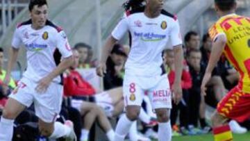 <b>TROPIEZO. </b>Nsue busca el pase ante la mirada de su compañero.