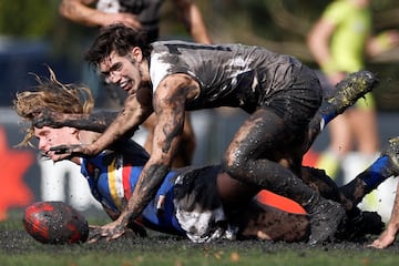 No hay nada como hacer un recorrido por las diferentes categorías inferiores para ver la verdadera dureza del
deporte. Valga como prueba esta imagen de la NAB League Boys (fútbol australiano Sub-19), en la que Northern Knights y Eastern Ranges se enfrentaron en Melbourne en un terreno de juego totalmente embarrado