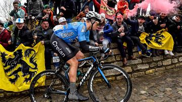 Michael Goolaerts sube el Kapelmuur o Muur van Geraardsbergen durante el Tour de Flandes 2018.