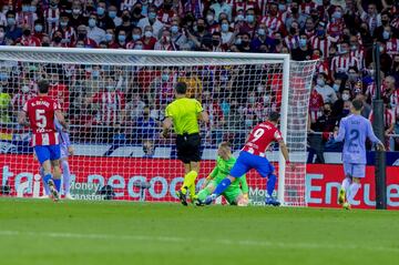 2-0. Luis Suárez marca el segundo gol.