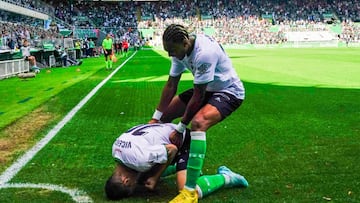 Íñigo Vicente y Jordi Mboula, del Racing, celebrando un gol del primero.