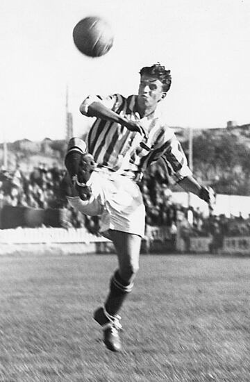 En 1932 fichó por el Betis Balompié, dónde consigue el título de liga de 1935, el único en la historia del equipo verdiblanco