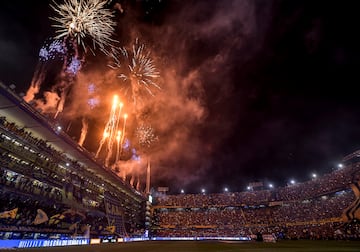 La Bombonera se llenó a reventar el domingo para presenciar una de las mejores citas del campeonato: el clásico del grupo B de la Copa de la Liga entre Boca Juniors y Racing Club. Los hinchas del conjunto bonaerense disfrutaron del juego y el triunfo de su equipo por 4-2, así como del espectáculo de fuegos artificiales previo al encuentro. 