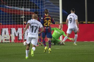 Penalti de Ter Stegen a Rafa Mir.