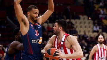 Piraeus (Greece), 30/01/2020.- Kostas Papanikolaou of Olympiacos Piraeus in action against Luca Vildoza of Baskonia during the Eurolague Basketball match between Olympiacos Piraeus and Kirolbet Baskonia Vitoria- Gasteiz at the Peace and Friendship Stadium in Piraeus, Greece, 30 January 2020. (Baloncesto, Euroliga, Grecia, Laos, Pireo) EFE/EPA/GEORGIA PANAGOPOULOU