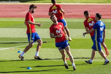 GR2008. MADRID, 03/10/2017.- Los jugadores de la selección española de fútbol Sergio Ramos (c) y Gerard Piqué (i) durante el entrenamiento realizado hoy en la Ciudad del Fútbol de Las Rozas, donde el combinado español prepara los enfrentamientos de la fase de la clasificación para el Mundial de Rusia 2018 que disputa contra Albania e Israel. EFE/Rodrigo Jiménez