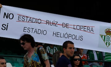 Múltiples problemas en la gestión del Betis, le llevaron al descenso en 2009. Una de las reivindicaciones de los aficionados verdiblancos fue el rechazo al nombre del feudo verdiblanco, ya que Lopera le puso su propio nombre.