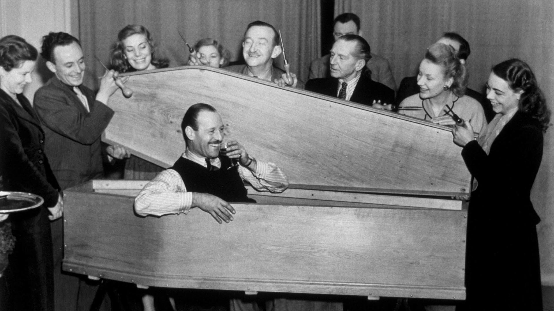 El escapista e ilusionista Jasper Maskelyne logró escapar de un ataúd en el Hotel Kingscourt, en Bayswater, en solo veinte segundos. Fue desafiado por el capitán A. G. Forbes, gerente del hotel, a reproducir su famoso truco de escape del ataúd, lo cual hizo con éxito, ganando además una apuesta de cinco libras.