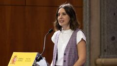 La hasta ahora ministra de Igualdad, Irene Montero, interviene durante el traspaso de su cartera, en la sede del Ministerio de Igualdad, a 21 de noviembre de 2023, en Madrid (España). En la segunda legislatura del Gobierno de coalición del PSOE, Ana Redondo ha sido nombrada como nueva ministra de Igualdad por el presidente del Gobierno. Hasta las pasadas elecciones municipales del 28 de mayo era teniente de alcalde y concejala de Turismo y Cultura en el ayuntamiento de Valladolid. Redondo era la número dos del entonces alcalde de Valladolid, Óscar Puente, que ahora será ministro de Transportes y Movilidad Sostenible.
21 NOVIEMBRE 2023;IGUALDAD;PODEMOS;IRENE MONTERO;ANA REDONDO;CARTERA
Eduardo Parra / Europa Press
21/11/2023