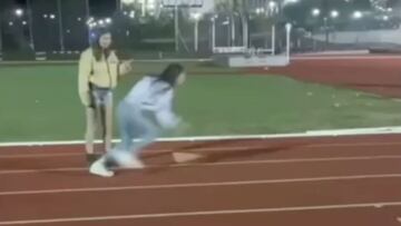 Se cuelan en una pista de atletismo a las 2 de la mañana