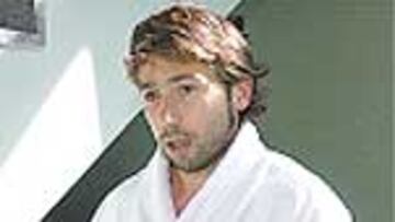 Con albornoces, a la piscina.