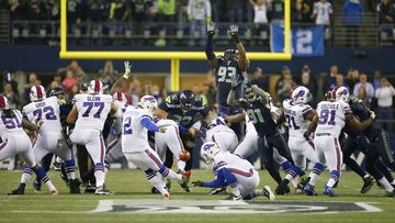 SEATTLE, WA - NOVEMBER 07: Kicker Dan Carpenter #2 of the Buffalo Bills misses a kick against the Seattle Seahawks at CenturyLink Field on November 7, 2016 in Seattle, Washington.   Otto Greule Jr/Getty Images/AFP
 == FOR NEWSPAPERS, INTERNET, TELCOS &amp; TELEVISION USE ONLY ==