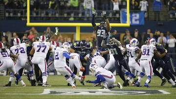 SEATTLE, WA - NOVEMBER 07: Kicker Dan Carpenter #2 of the Buffalo Bills misses a kick against the Seattle Seahawks at CenturyLink Field on November 7, 2016 in Seattle, Washington. Otto Greule Jr/Getty Images/AFP
== FOR NEWSPAPERS, INTERNET, TELCOS & TELEVISION USE ONLY ==