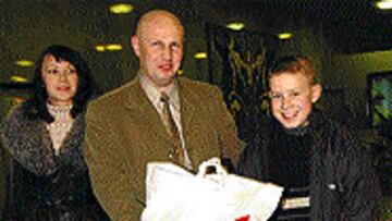 <b>PEINADO A LO RONALDO</b>. Andriy, a su llegada al aeropuerto de Barajas, lucía un peinado como el que llevaba Ronaldo durante el pasado Mundial.