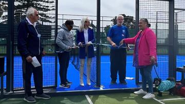 Wictoria Markala, en el centro de la imagen, en la inauguración del primer club de pádel de Nueva Zelanda.