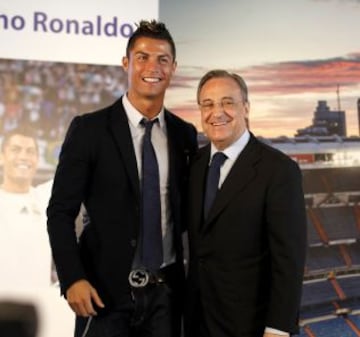 El delantero portugués del Real Madrid, Cristiano Ronaldo, tras firmar hoy con el presidente de la entidad madridista, Florentino Pérez, su renovación como futbolista del equipo, en el que jugará hasta junio de 2018.